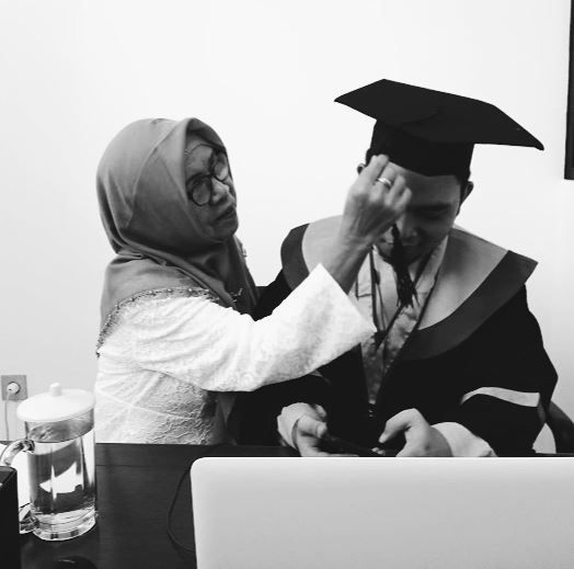 tombay-wisuda-abang.jpg?w=524